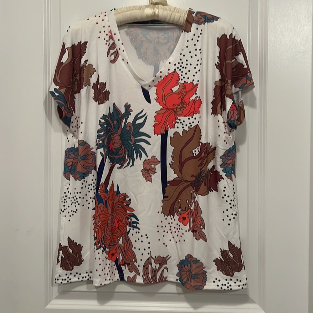 🌻Short Sleeve Floral Top🌻 - Picture 2 of 5